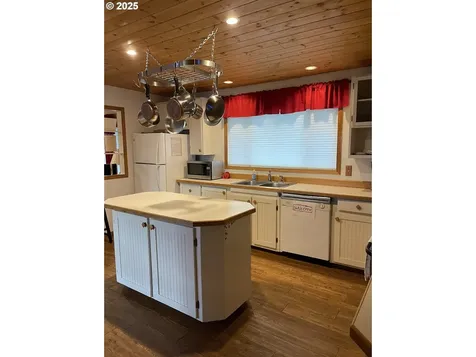 241 N 20th Street Reedsport OR 97467