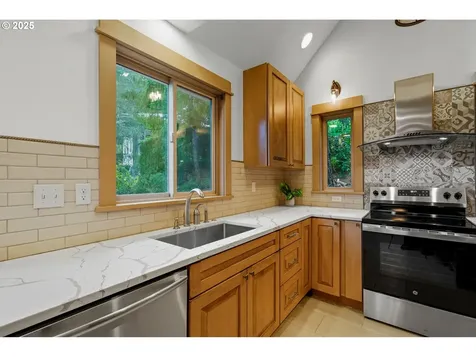 2911 SW Dickinson Street Portland OR 97219