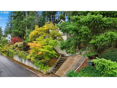 2911 SW Dickinson Street Portland OR 97219