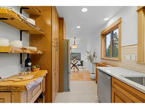 2911 SW Dickinson Street Portland OR 97219