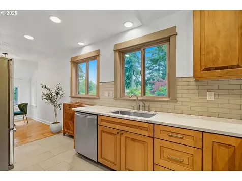 2911 SW Dickinson Street Portland OR 97219