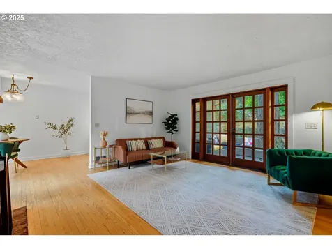 2911 SW Dickinson Street Portland OR 97219