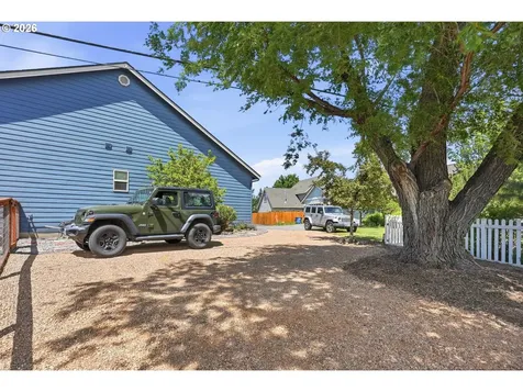 3279 NE Jonahs Court Bend OR 97701