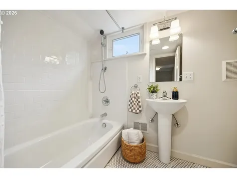 4127 SW 52nd Avenue Portland OR 97221