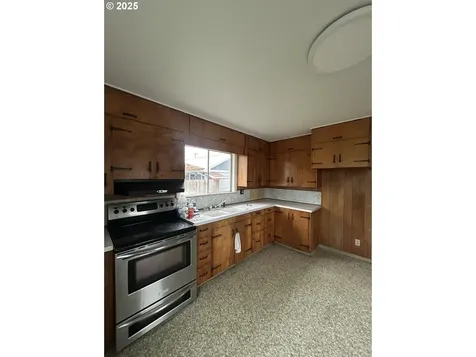 105 S 8th Street Lakeside OR 97449