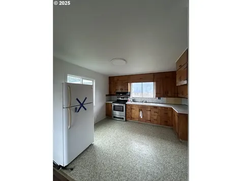 105 S 8th Street Lakeside OR 97449
