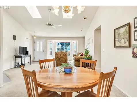 2954 Brett Loop Eugene OR 97404