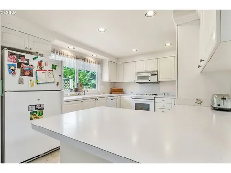 2954 Brett Loop Eugene OR 97404