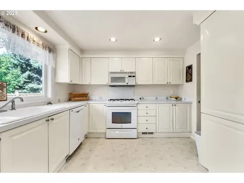 2954 Brett Loop Eugene OR 97404