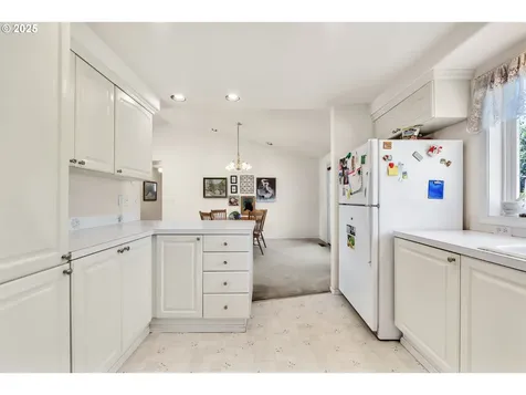 2954 Brett Loop Eugene OR 97404
