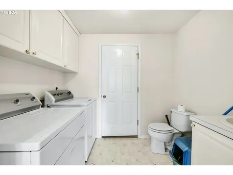 2954 Brett Loop Eugene OR 97404