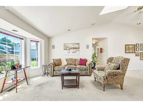 2954 Brett Loop Eugene OR 97404