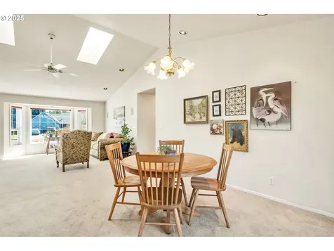 2954 Brett Loop Eugene OR 97404