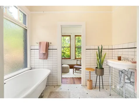 2425 NW Johnson Street Portland OR 97210