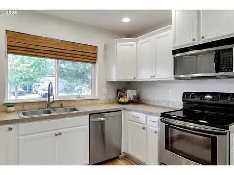 2731 Baines Boulevard Hubbard OR 97032