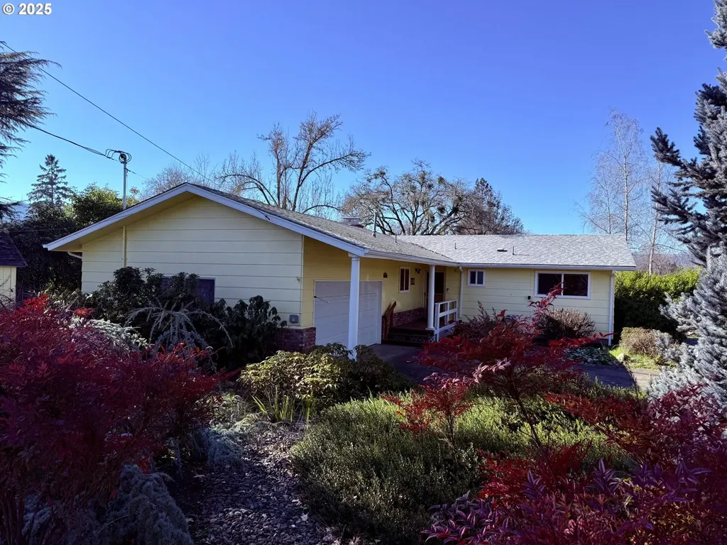 2415 W Bradford Avenue Roseburg OR 97471