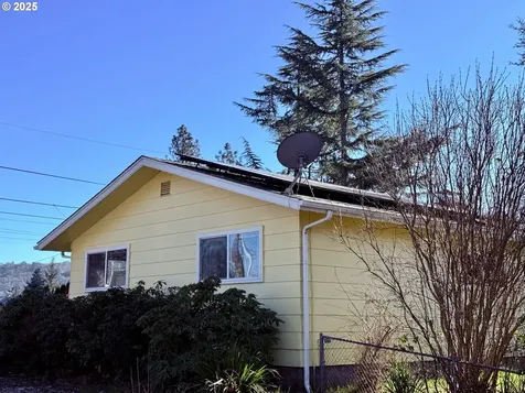 2415 W Bradford Avenue Roseburg OR 97471