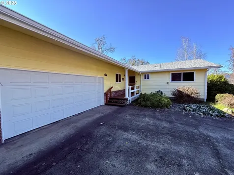 2415 W Bradford Avenue Roseburg OR 97471