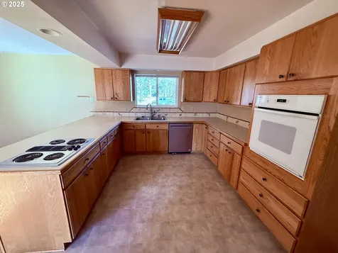 2415 W Bradford Avenue Roseburg OR 97471