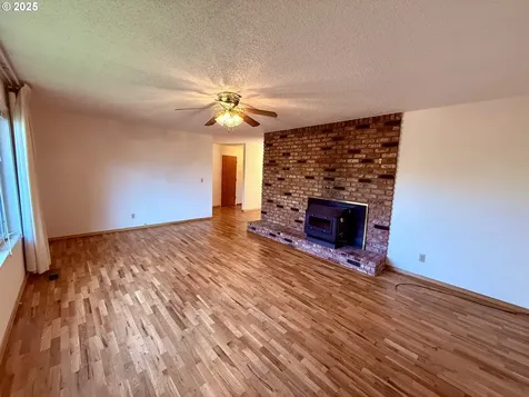 2415 W Bradford Avenue Roseburg OR 97471