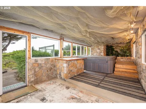 1055 NW Estate Drive Seal Rock OR 97376