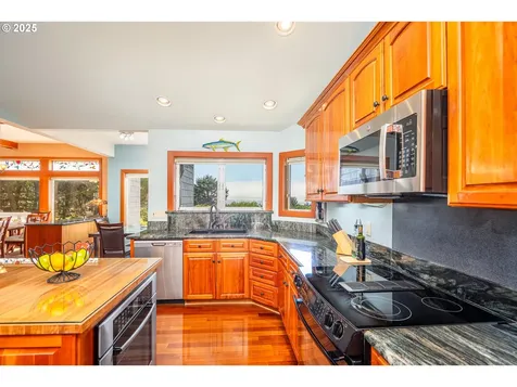 1055 NW Estate Drive Seal Rock OR 97376