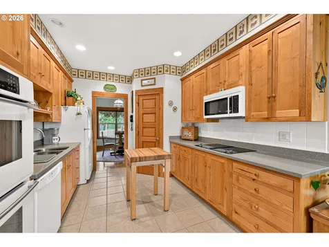 537 E Monroe Street Carlton OR 97111