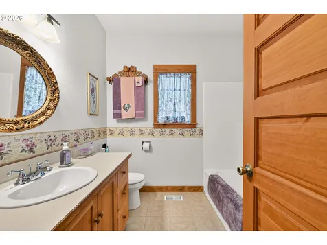 537 E Monroe Street Carlton OR 97111