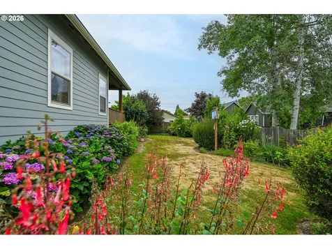 537 E Monroe Street Carlton OR 97111