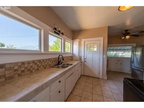 803 6th Street Myrtle Point OR 97458