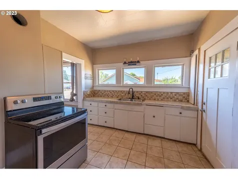 803 6th Street Myrtle Point OR 97458