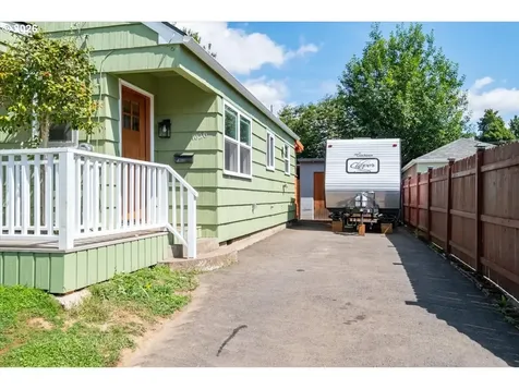 1020 N 3rd Street Woodburn OR 97071