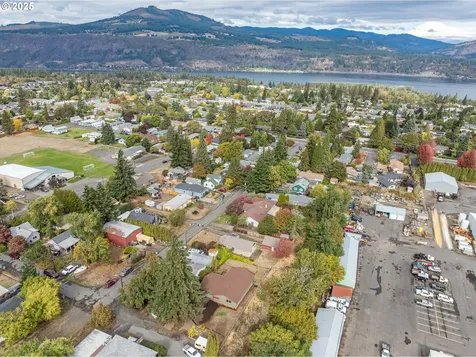 2016 C Street Hood River OR 97031