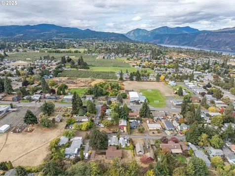 2016 C Street Hood River OR 97031