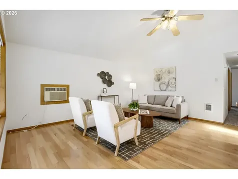 218 SW 11th Street Dundee OR 97115
