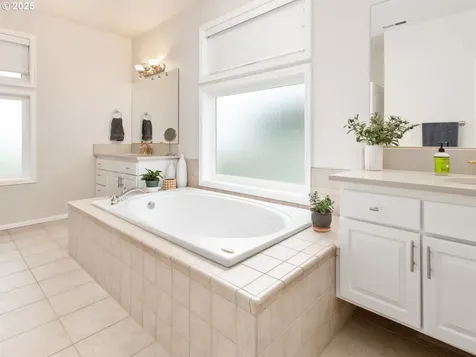 4932 Mulholland Drive Lake Oswego OR 97035