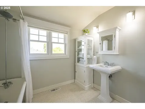 6204 N Burrage Avenue Portland OR 97217