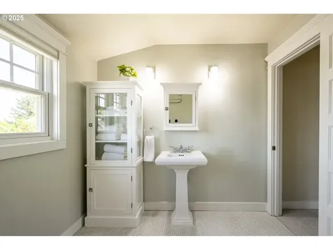6204 N Burrage Avenue Portland OR 97217