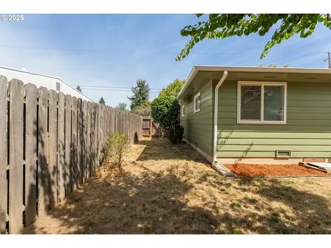 152 W Cardinal Street Roseburg OR 97471