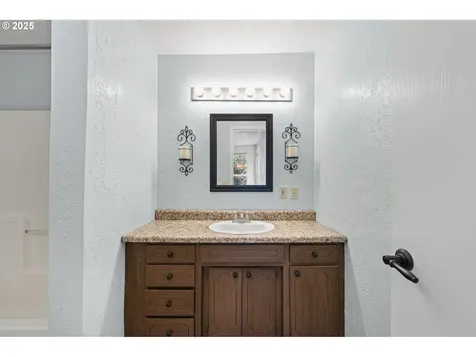 1175 Kalmia Street Junction City OR 97448