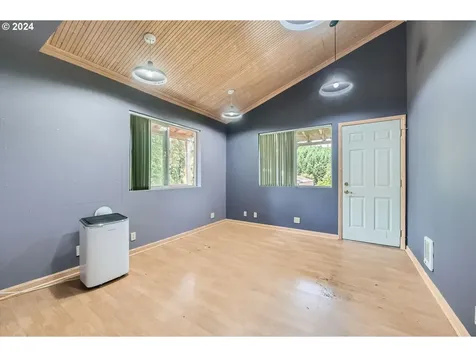 8642 NE Parrett Mountain Road Newberg OR 97132