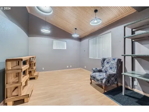 8642 NE Parrett Mountain Road Newberg OR 97132