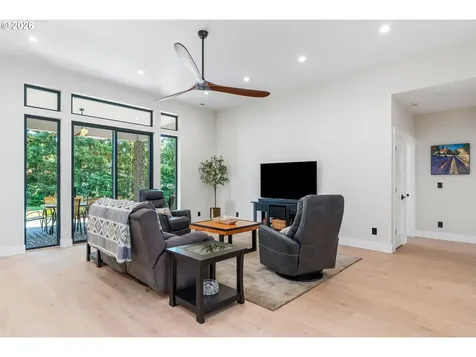 12 Corner Road Underwood WA 98651