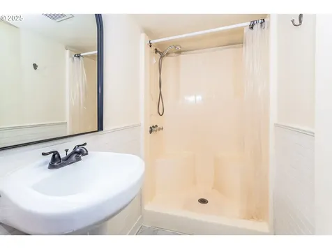 1524 SE 84th Avenue Portland OR 97216