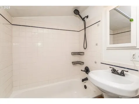 1524 SE 84th Avenue Portland OR 97216