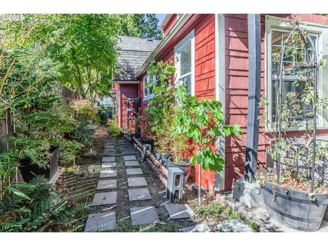 1524 SE 84th Avenue Portland OR 97216