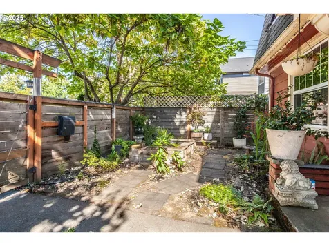 1524 SE 84th Avenue Portland OR 97216