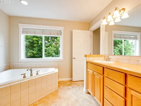 2002 NE 183rd Avenue Vancouver WA 98684