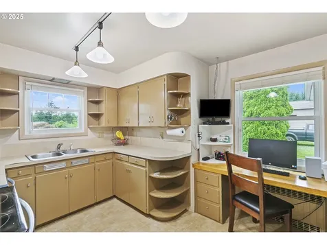 706 N 16th Avenue Kelso WA 98626