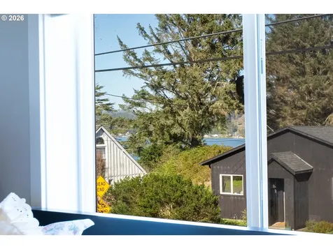 267 SE Tide Avenue Lincoln City OR 97367